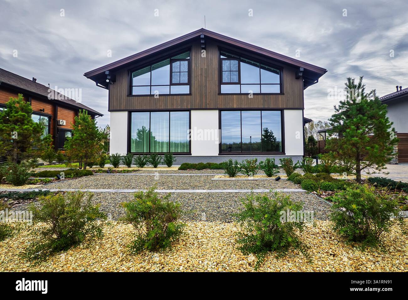 Haus oder Villen, Außenansicht eines 2-stöckigen Hauses mit modernem Design und schwarzem Glasfenster Außenansicht der modernen Wohnvillen oder Stockfoto
