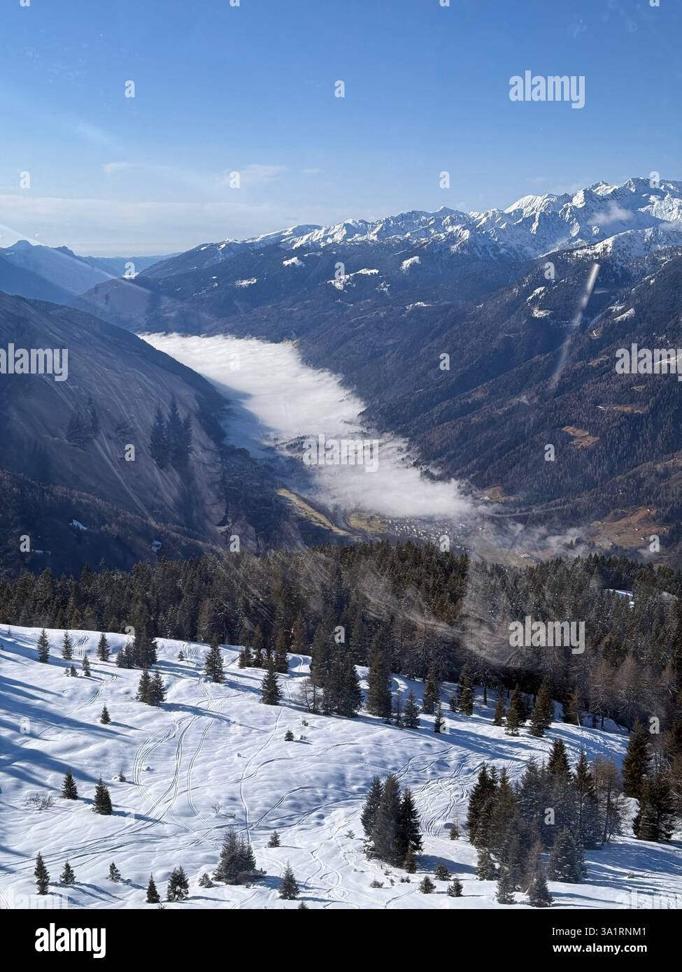 Drohnenblick auf den sonnigen Winter in den dolomiten, alpen. Pinzolo Dorf und ein Skigebiet in Italien. Dolomiten Brenta, Adamello Park und Presanella moutai Stockfoto