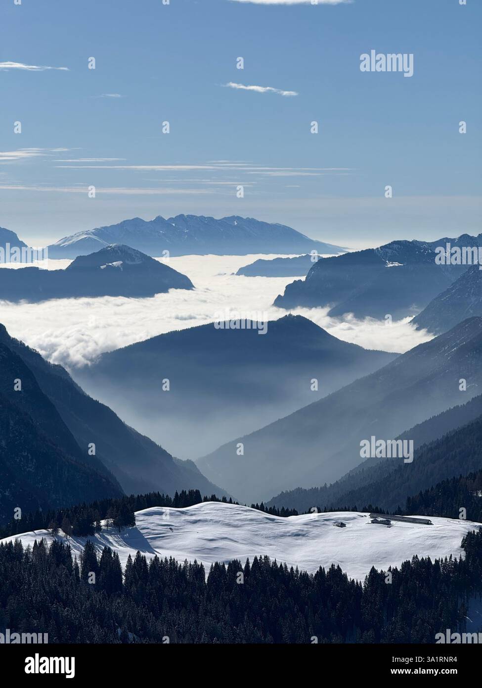 Drohnenblick auf den sonnigen Winter in den dolomiten, alpen. Pinzolo Dorf und ein Skigebiet in Italien. Dolomiten Brenta, Adamello Park und Presanella moutai Stockfoto