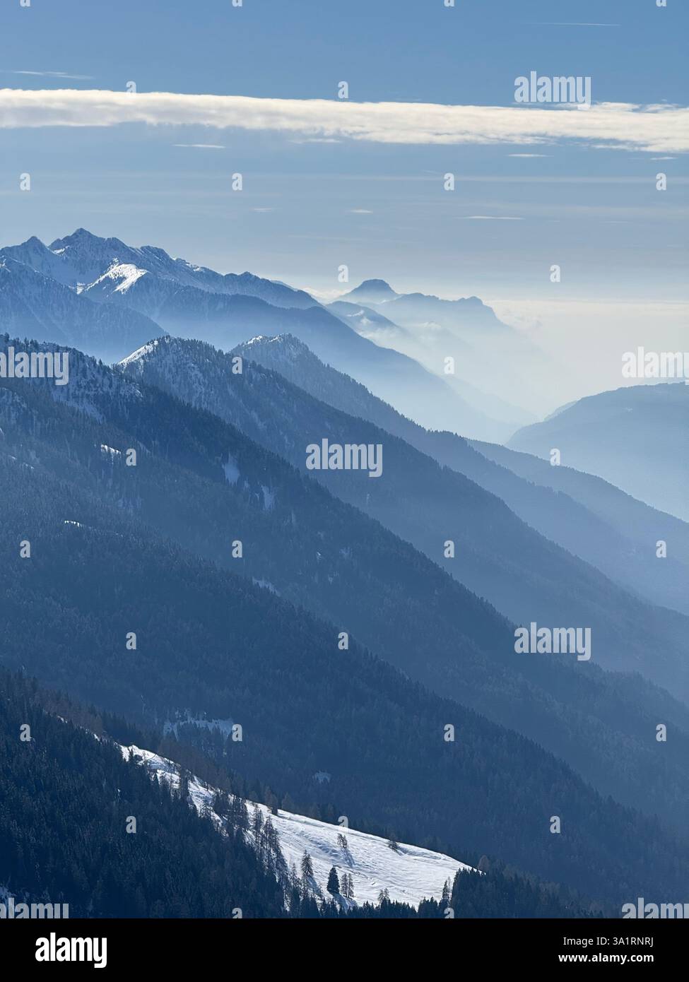Drohnenblick auf den sonnigen Winter in den dolomiten, alpen. Pinzolo Dorf und ein Skigebiet in Italien. Dolomiten Brenta, Adamello Park und Presanella moutai Stockfoto