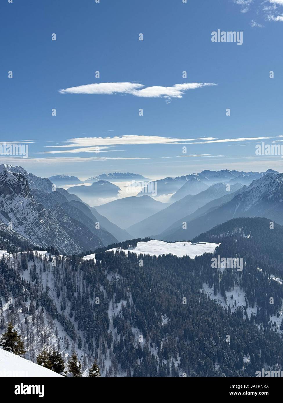 Drohnenblick auf den sonnigen Winter in den dolomiten, alpen. Pinzolo Dorf und ein Skigebiet in Italien. Dolomiten Brenta, Adamello Park und Presanella moutai Stockfoto