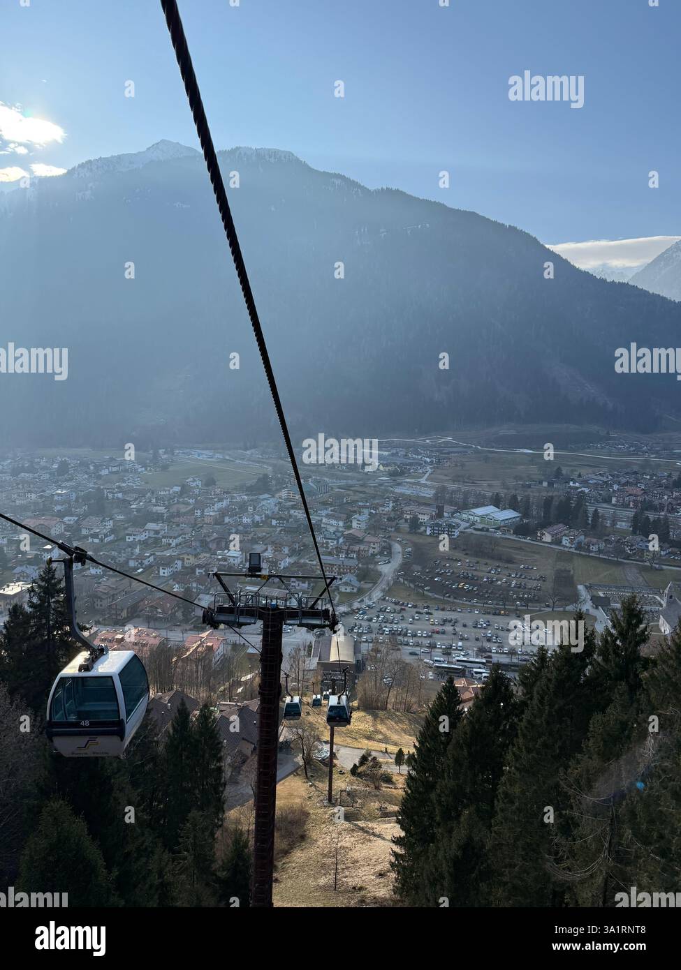 Drohnenblick auf den sonnigen Winter in den dolomiten, alpen. Pinzolo Dorf und ein Skigebiet in Italien. Dolomiten Brenta, Adamello Park und Presanella moutai Stockfoto
