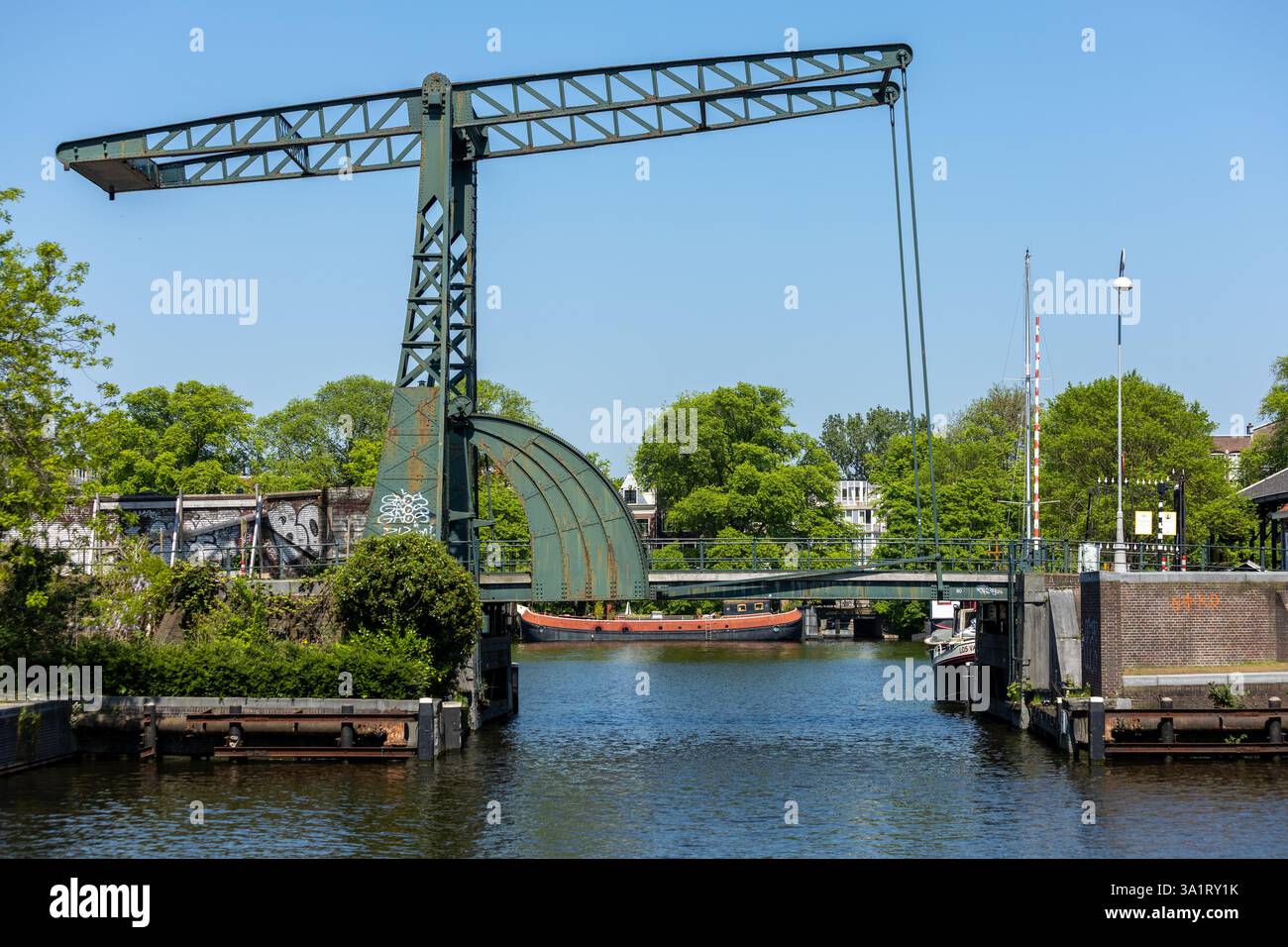 Kadijken Stahlzugbrücke im Zentrum von Amsterdam. Stockfoto
