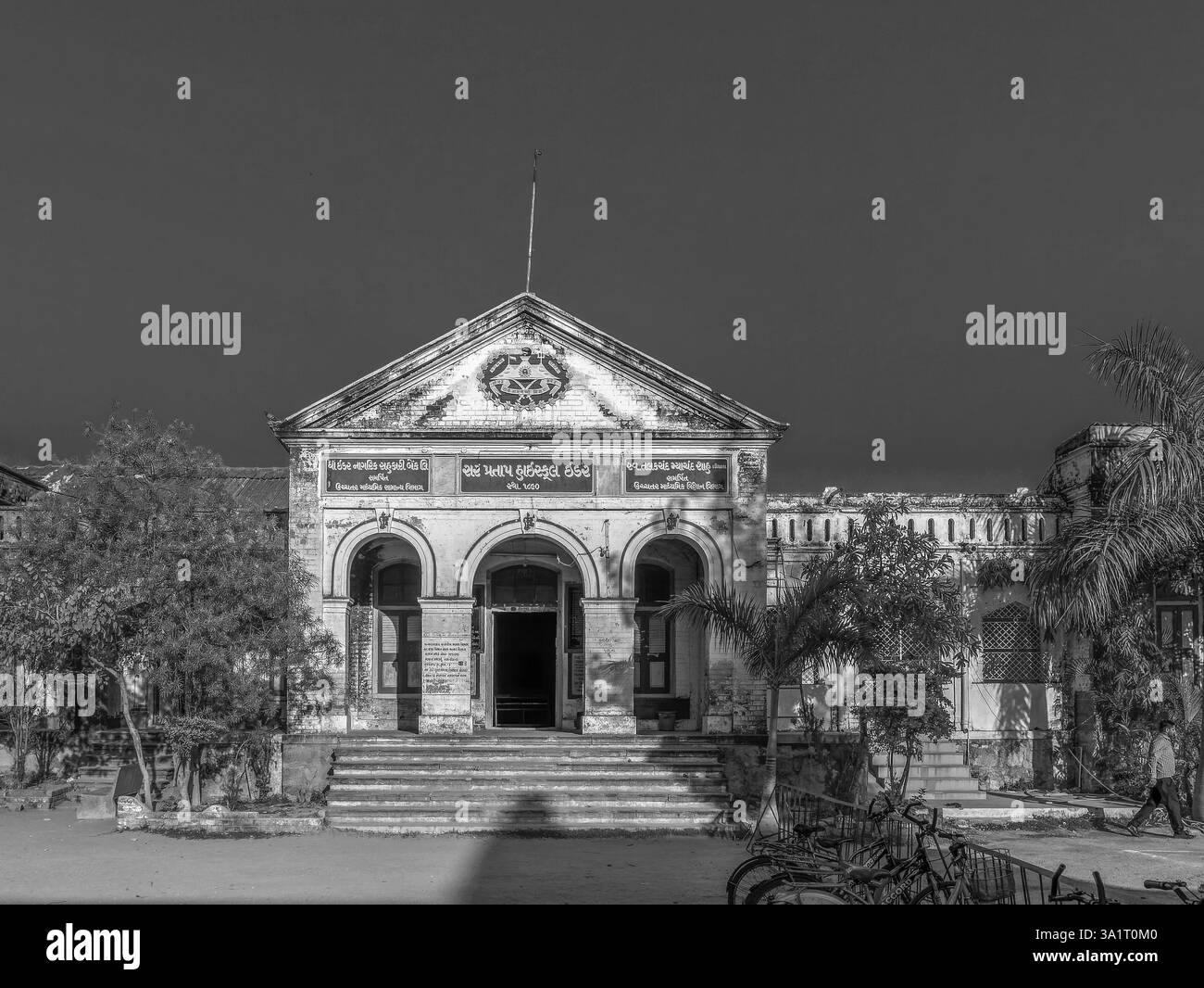 03 06 20110 Vintage Old Schwarz-weiß Foto von Sir Pratap High School , Idar Sabarkantha Gujarat Indien Asien Stockfoto
