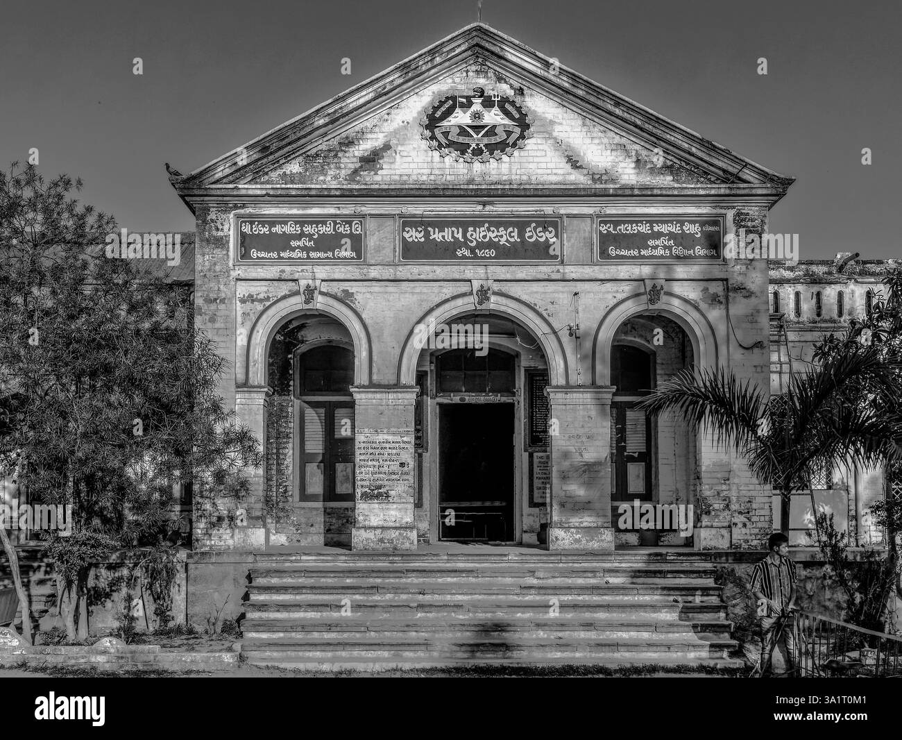 03 06 20110 Vintage Old Schwarz-weiß Foto von Sir Pratap High School , Idar Sabarkantha Gujarat Indien Asien Stockfoto