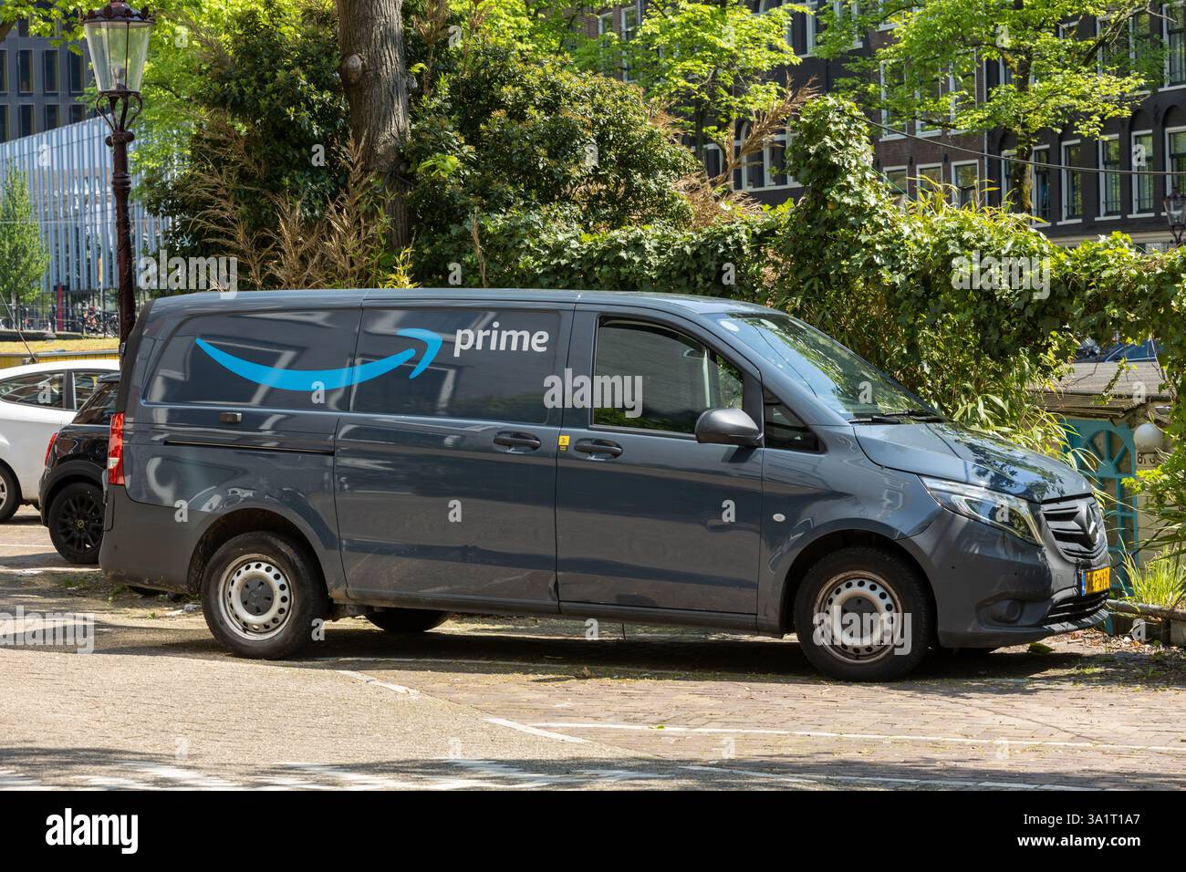Amazon Prime Fahrzeug Mercedes-Benz parkt in Amsterdam. Stockfoto