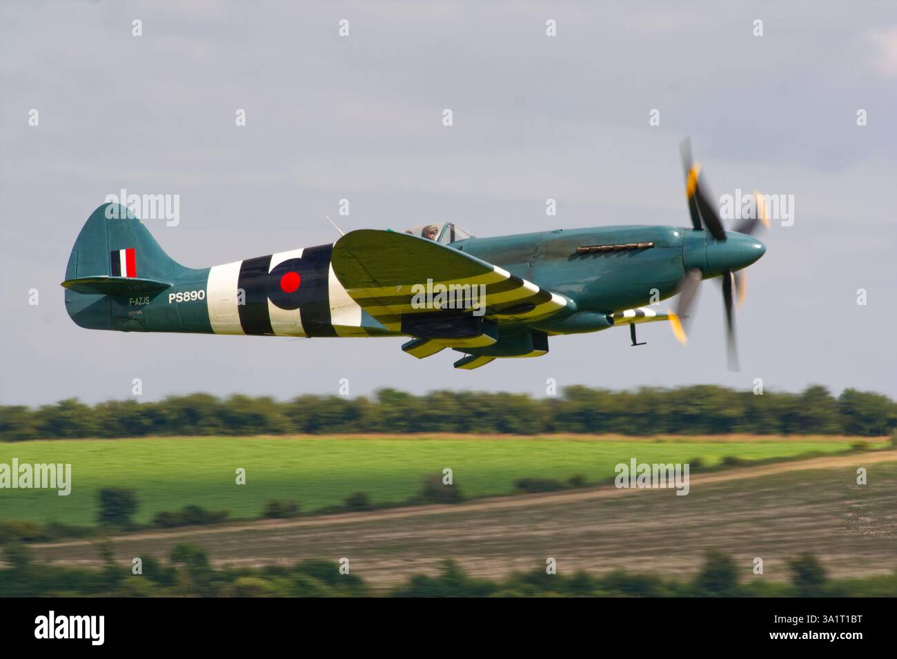 Niedrig fliegende Supermarine Spitfire PR. XIX, PS890, Stockfoto