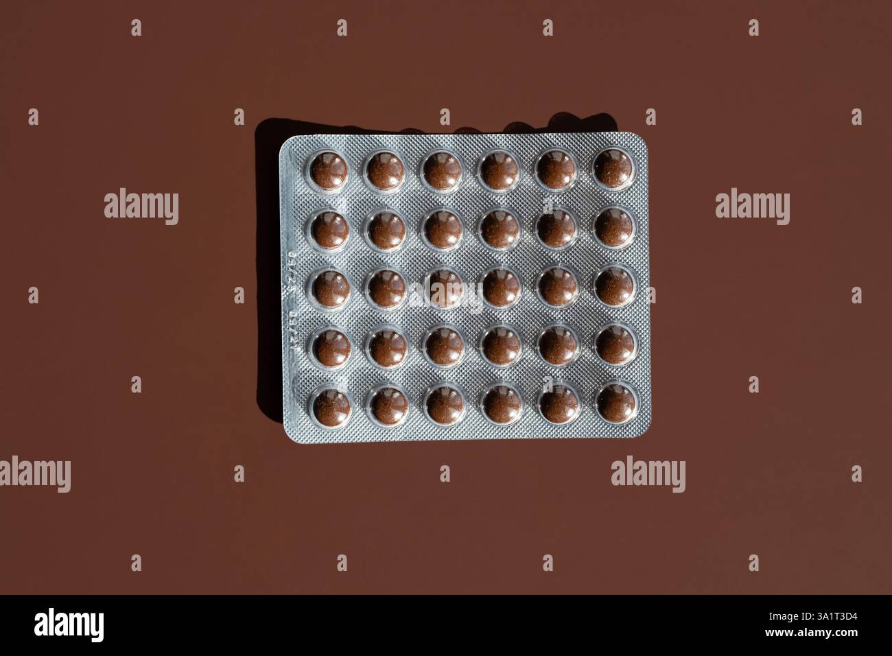 Pills Blister Pack Auf Braunem Hintergrund. Stockfoto