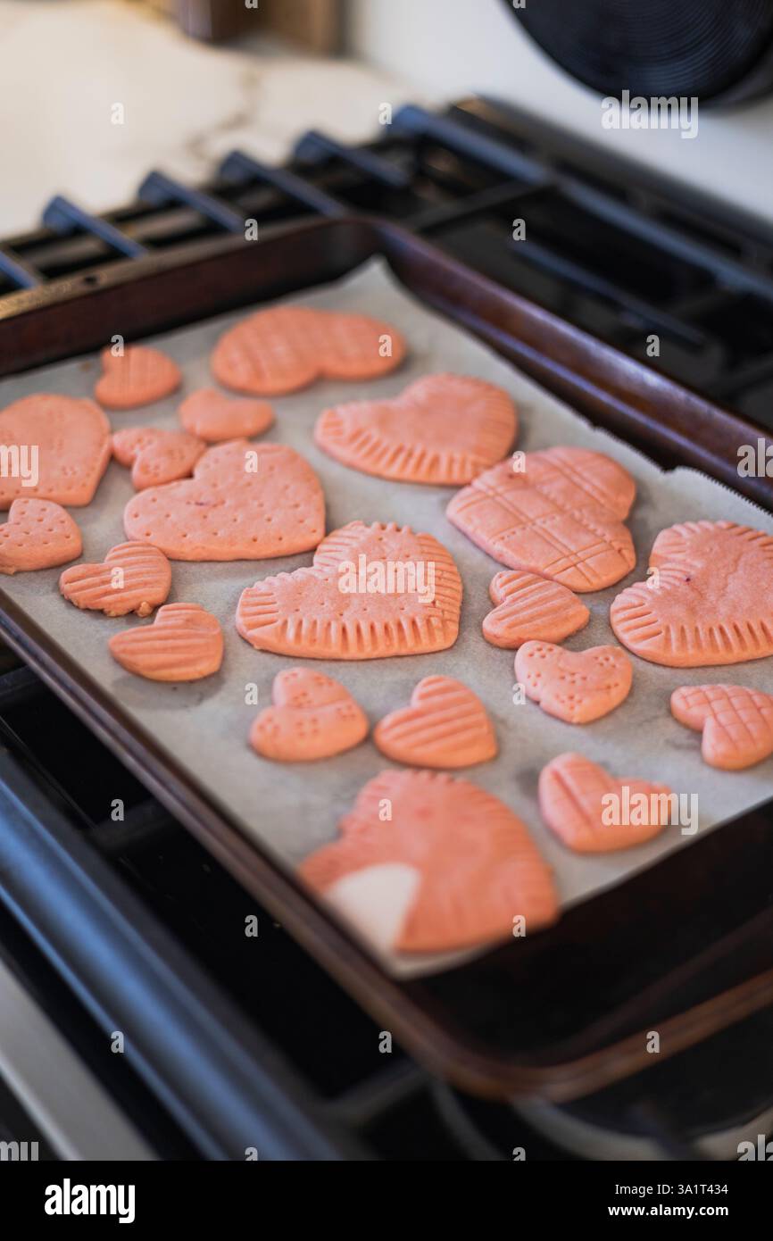 Pinkfarbene Herzförmige Valentinstag-Kekse Stockfoto