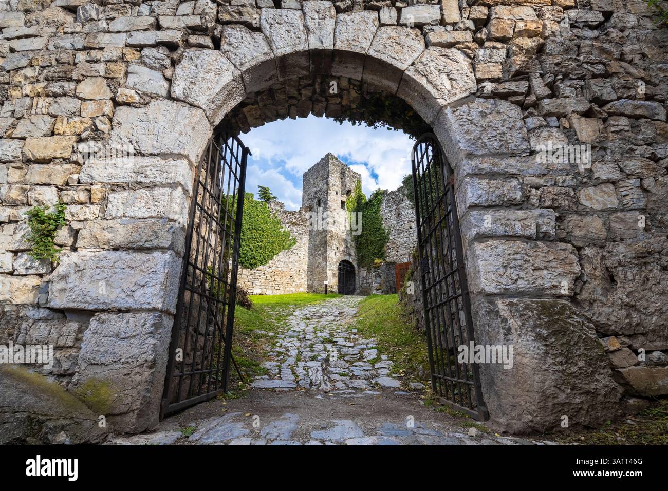 Blick auf den Eingang der antiken Ruinen der Burg von Breno. Provinz Brescia, Valcamonica-Tal, Lombardei, Italien, Europa. Stockfoto