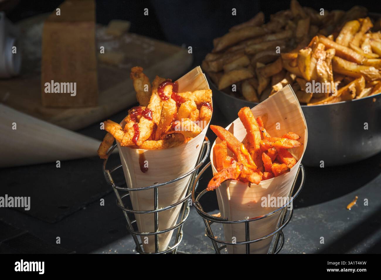 Goldene Chips in Kegel auf dem Brick Lane Market in London Stockfoto
