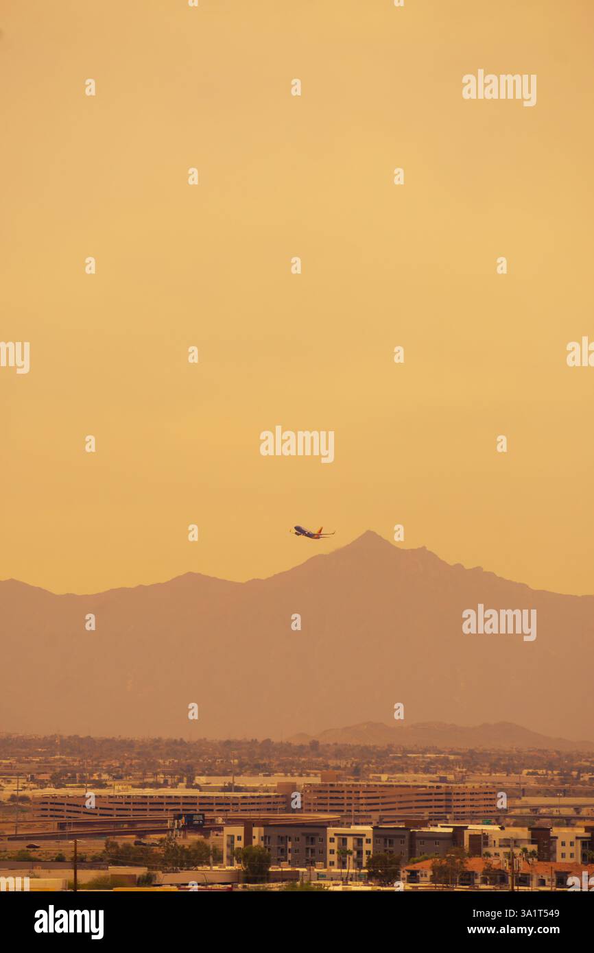 Flugzeug fliegt vom Flughafen Phoenix über Berge Stockfoto