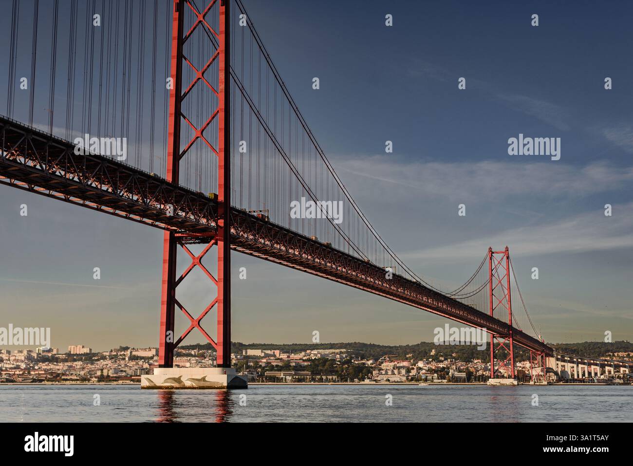 Brücke 25 de Abril in Lissabon, die den Tejo überspannt Stockfoto