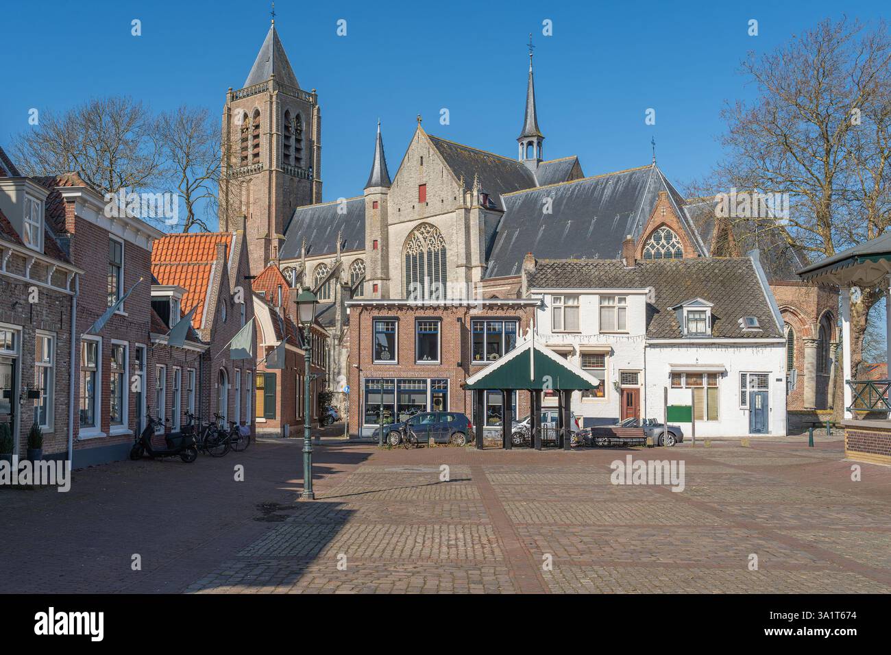 Stadtbild von Tholen, Provinz Zeeland, Niederlande. Blick auf die reformierte Kirche und das historische Stadtzentrum Stockfoto