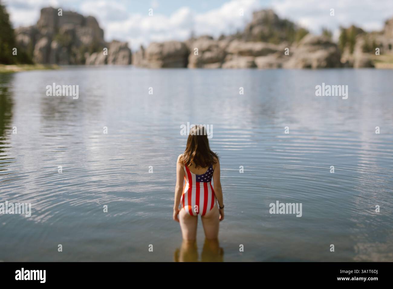 Frau in patriotischem Badeanzug, stehend in Sylvan Lake, SD Stockfoto