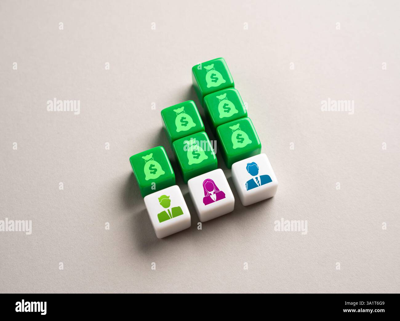 Das Gehalt steigt mit zunehmender Karriere, Position und Erfahrung. Gehaltswachstum, leistungsbezogene Erhöhungen. Mitarbeiter profitieren von und SEN Stockfoto