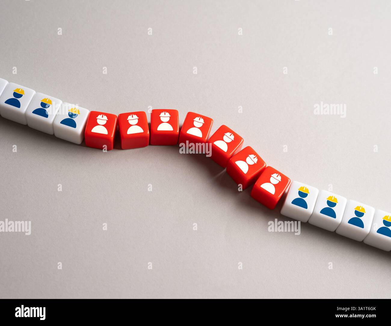 Überangebot an Arbeitskräften und Ausfallzeiten. Arbeitskräftemangel, Lohnrückgänge und erhöhte Arbeitslosigkeit. Ungenutzte Mitarbeiter und geringere Produktivität. Konjunkturabschwünge. Stockfoto