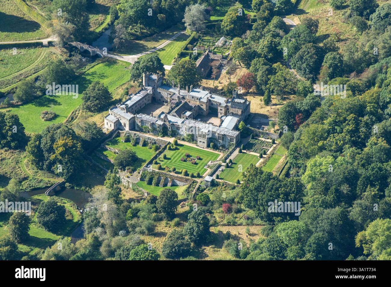 Haddon Hall, ein Herrenhaus, das von Pevsner als englisches Schloss par excellence beschrieben wurde, Derbyshire, 2024. Stockfoto