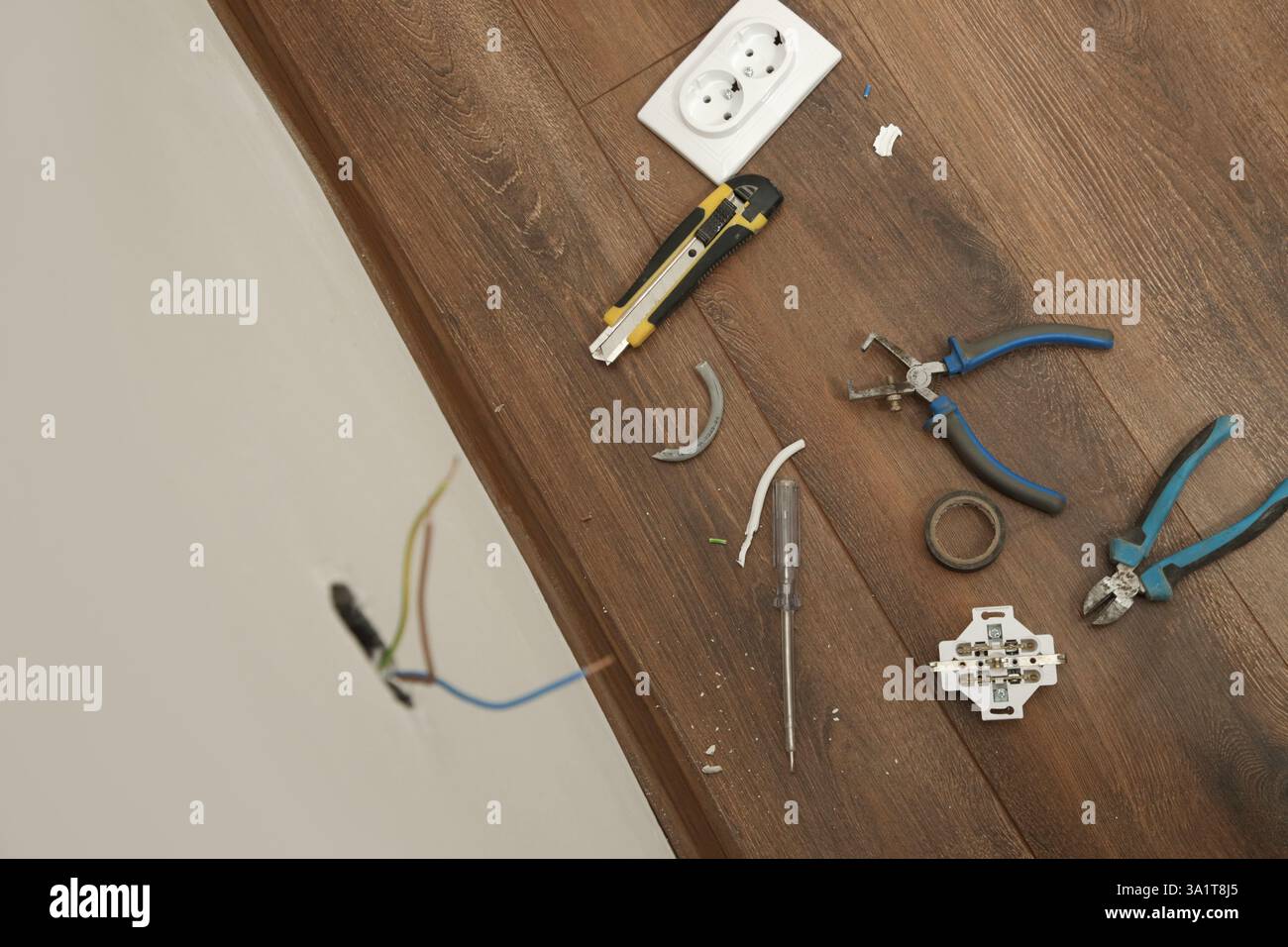 Elektrikerausrüstung auf dem Holzboden Stockfoto