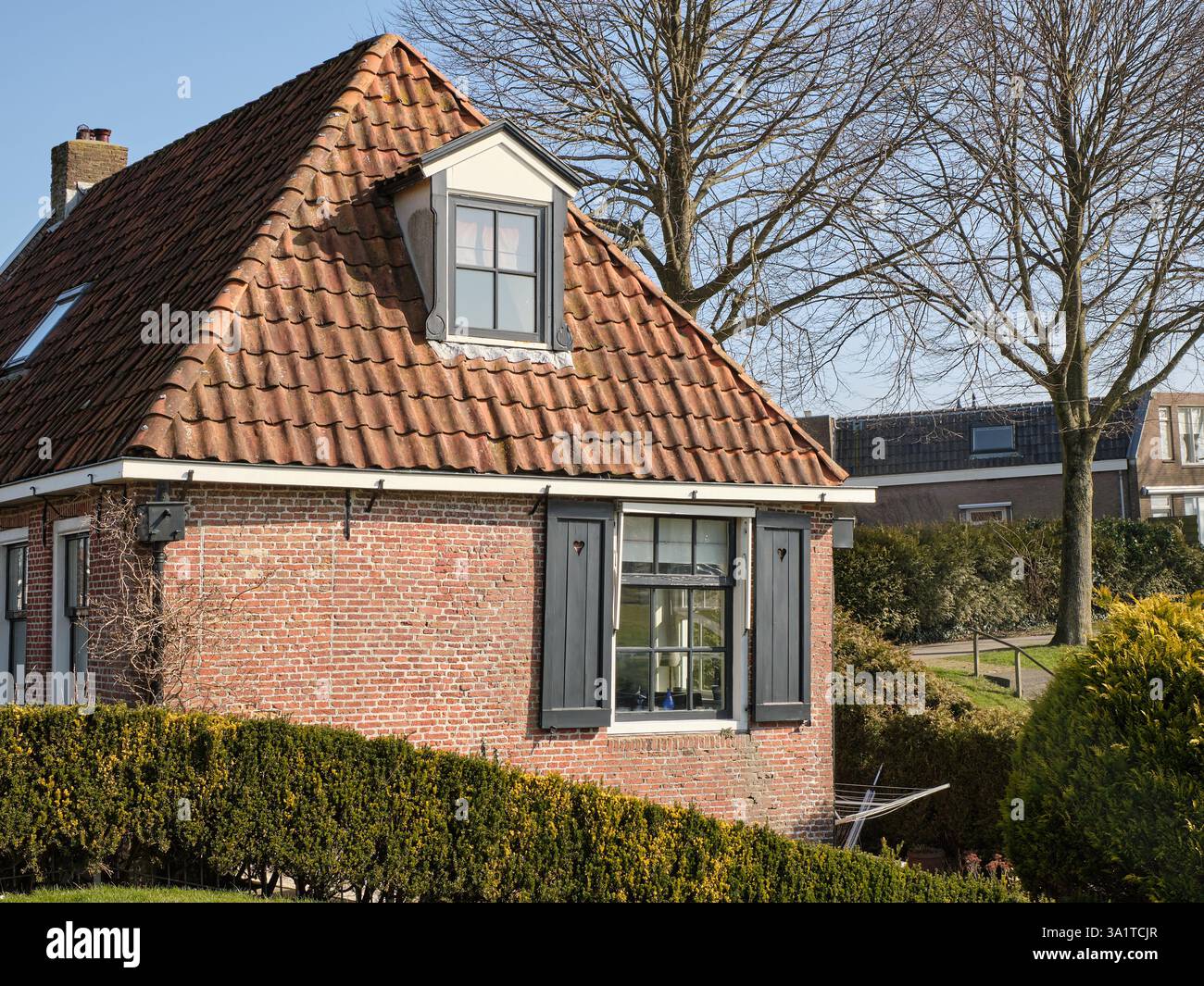6. März 2025: Dokkum-Niederlande: Historisches Mauthaus neben der Windmühle Zeldenrust in Dokkum, das früher zur Steuerkontrolle am Gristm genutzt wurde Stockfoto