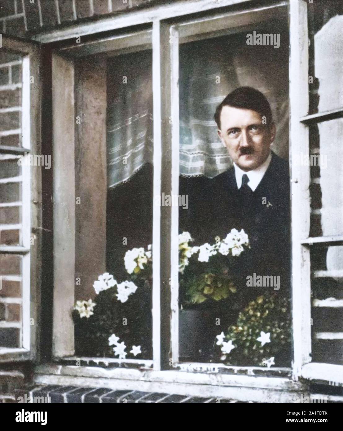 Propaganda durch Postkarten. Der Führer wie der Mittelsdeutsche sieht ihn, um 1940. Aus „The Studio Volume 119“. [The Studio Ltd, London &amp; New York, 1940]. (Farbiger Schwarzweiß-Druck). Stockfoto