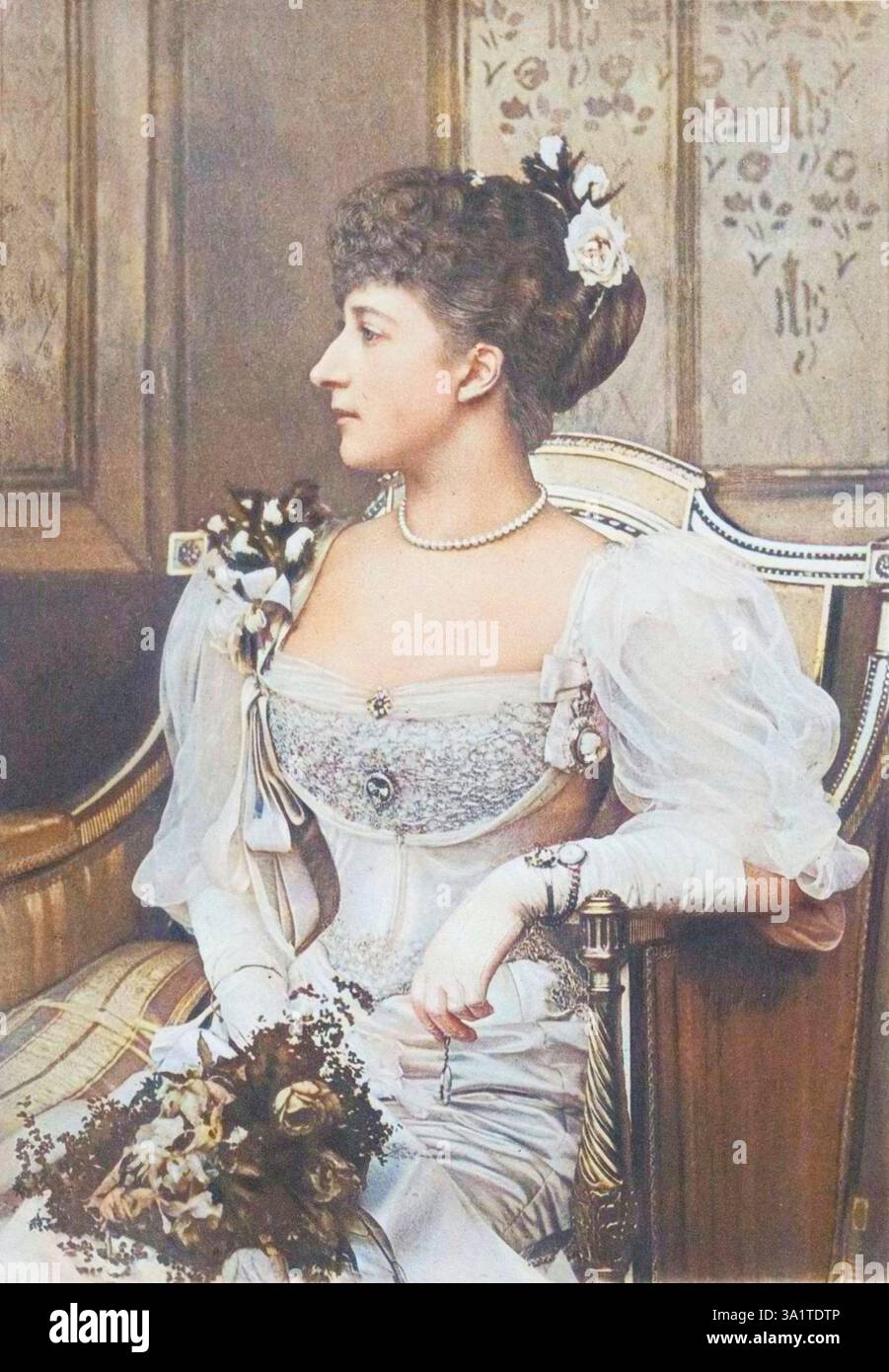 "S.A.R. la Princesse Maud de Galles", um 1900. Porträt von Prinzessin Maud von Wales (1869–1938), Tochter von König Eduard VII. Und Enkelin von Königin Victoria. Prinzessin Maud wurde Königin von Norwegen, als ihr Mann, Prinz Carl von Dänemark, den sie 1896 heiratete, 1906 als Haakon VII. Den norwegischen Thron bestieg. (Farbiger Schwarzweiß-Druck). Stockfoto