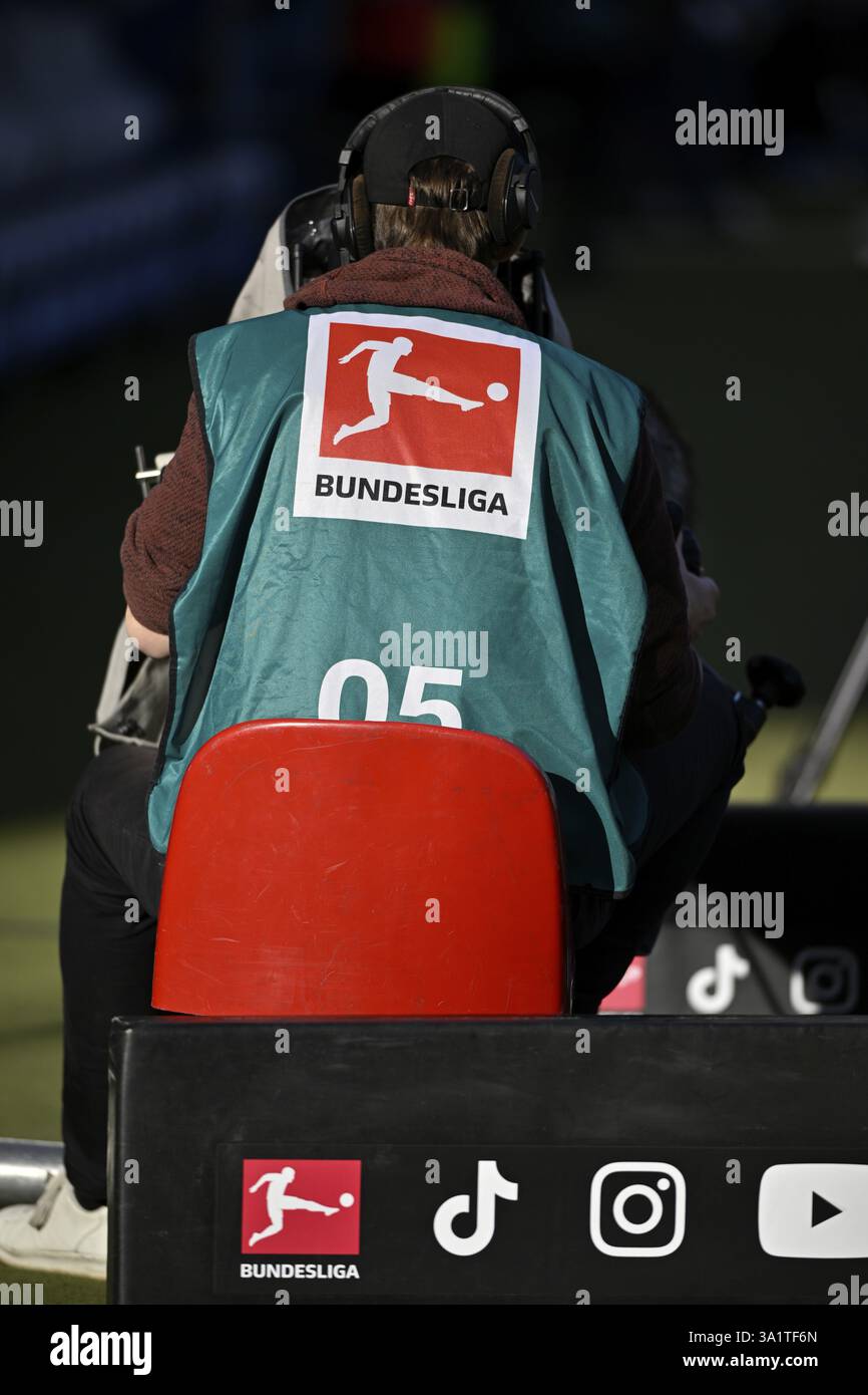 TV-Kamera, Kameramann, Logo, Bundesliga, von hinten, PreZero Arena, Sinsheim, Baden-Wuerttemberg, Deutschland Stockfoto