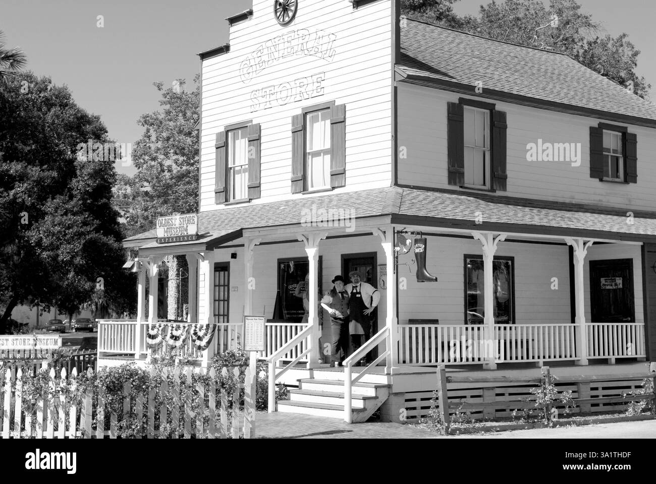Ältestes Store Museum in St. Augustine, Florida, mit einem historischen Gemischtwarenladen mit Vintage-Waren und zwei zeitgenössisch gekleideten männlichen Schauspielern. Stockfoto