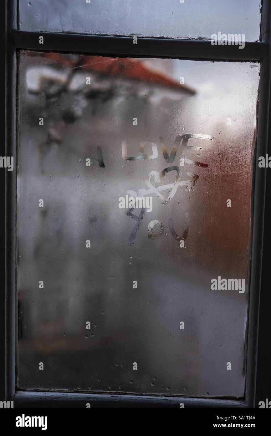 "Ich liebe dich" auf ein nasses Fenster geschrieben Stockfoto
