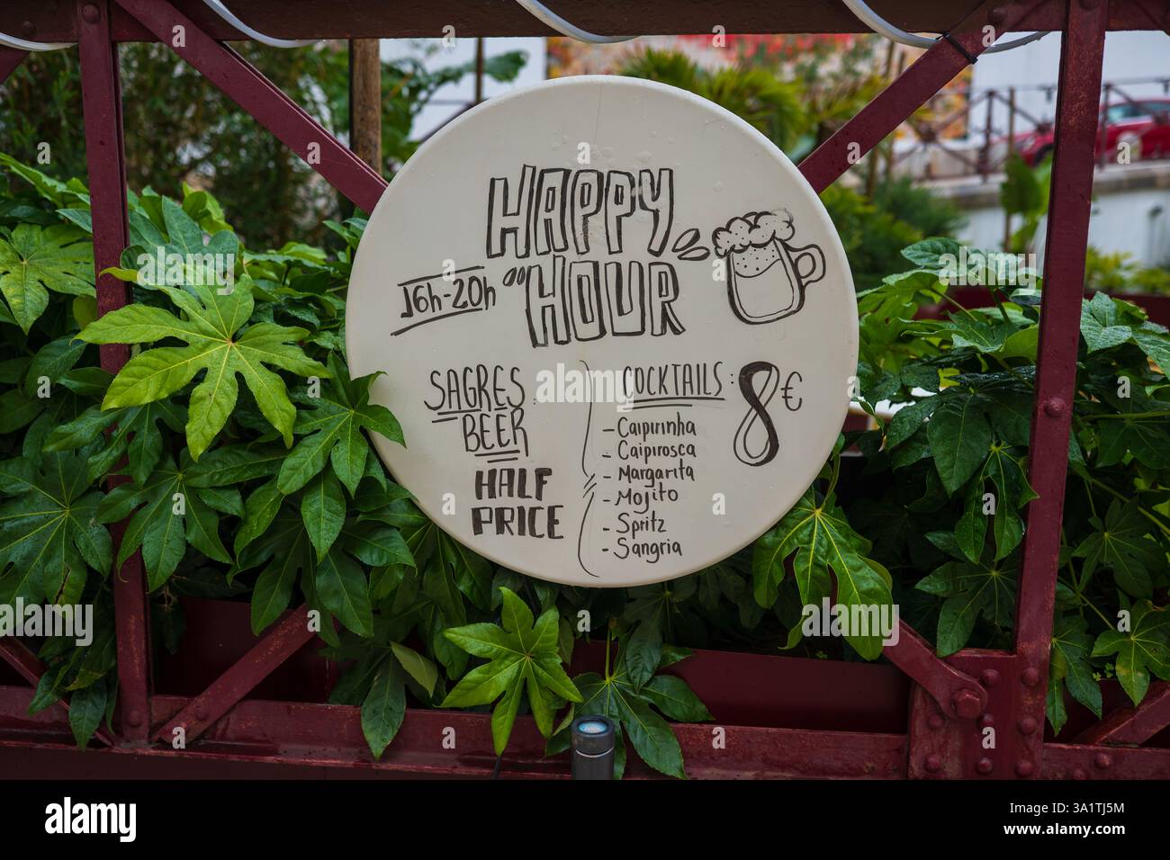 Happy Hour Schild im Cocktail Place, Lissabon Stockfoto