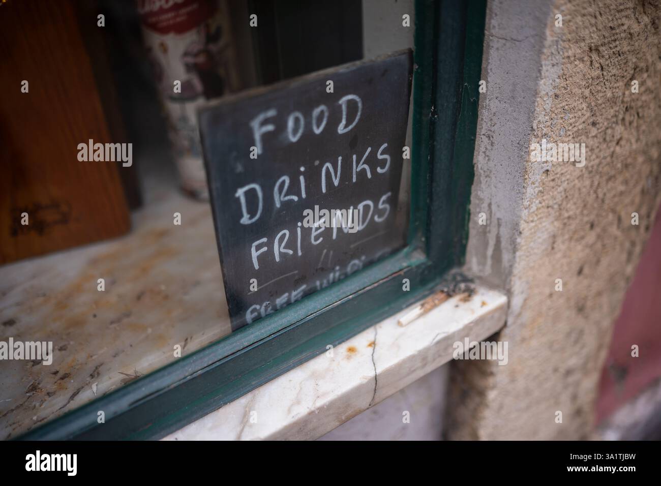 Das Fenster im Restaurant zeigt Essen, Trinken und Freunde in Lissabon Stockfoto