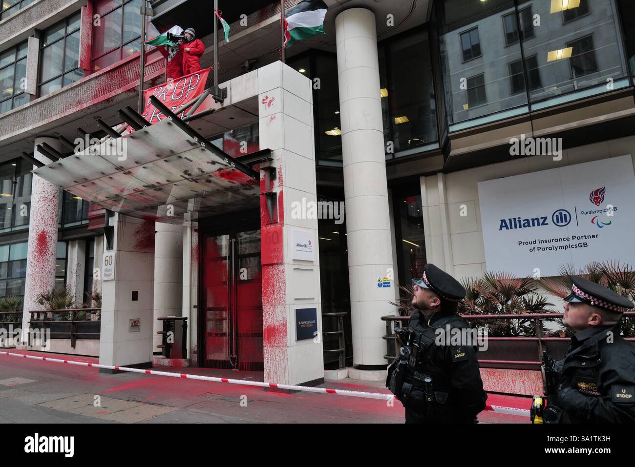 London, Großbritannien. März 2025. Aktivisten von Palestine Action zielen auf die Allianz-Büros in der Gracechurch Street 60 in London ab und fordern, dass das Unternehmen die Versicherung von Elbit Systems, einem Waffenlieferanten für Israel, aufhört. Die Demonstranten färben die Fassade des Gebäudes rot und klettern auf das Foyer, um auf die Rolle des Unternehmens bei der Erleichterung militärischer Operationen aufmerksam zu machen. Die Demonstration ist Teil einer umfassenderen Kampagne gegen Unternehmen, die vom Waffenhandel und der Besetzung palästinensischer Gebiete profitieren. Quelle: Joao Daniel Pereira/Alamy Live News Stockfoto