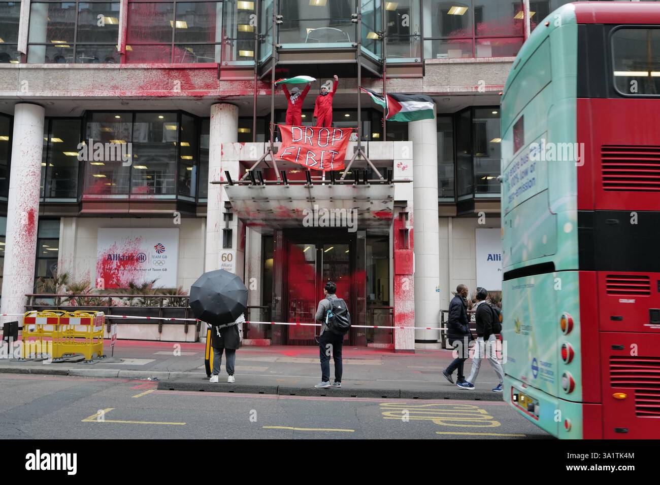 London, Großbritannien. März 2025. Aktivisten von Palestine Action zielen auf die Allianz-Büros in der Gracechurch Street 60 in London ab und fordern, dass das Unternehmen die Versicherung von Elbit Systems, einem Waffenlieferanten für Israel, aufhört. Die Demonstranten färben die Fassade des Gebäudes rot und klettern auf das Foyer, um auf die Rolle des Unternehmens bei der Erleichterung militärischer Operationen aufmerksam zu machen. Die Demonstration ist Teil einer umfassenderen Kampagne gegen Unternehmen, die vom Waffenhandel und der Besetzung palästinensischer Gebiete profitieren. Quelle: Joao Daniel Pereira/Alamy Live News Stockfoto