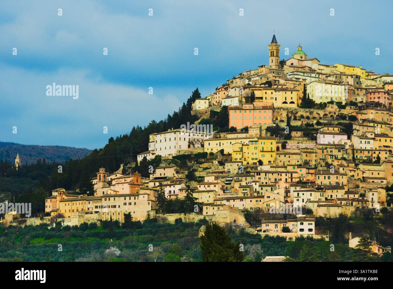 Die bezaubernde Stadt Trevi auf einem Hügel, Umbrien, Italien Stockfoto