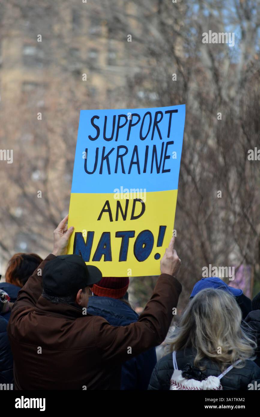Ein Schild unterstützt die Ukraine bei einer Veranstaltung zum Internationalen Frauentag im Washington Square Park, Manhattan. Stockfoto