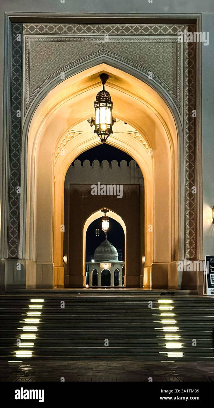 Maskat, Oman. März 2025. Die Sultan Taemor Moschee wird am 9. März 2025 in Maskat, Oman, nachts beleuchtet. Muslime auf der ganzen Welt feiern den heiligen Fastenmonat Ramadan, den heiligsten Monat im islamischen Kalender. Foto: Ismael Mohamad/UPI Credit: UPI/Alamy Live News Stockfoto