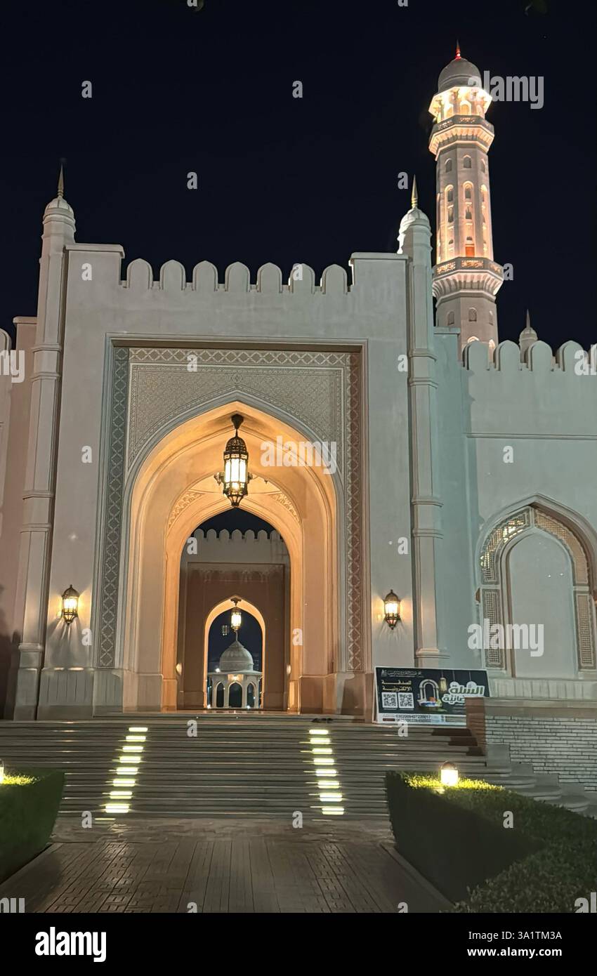 Maskat, Oman. März 2025. Die Sultan Taemor Moschee wird am 9. März 2025 in Maskat, Oman, nachts beleuchtet. Muslime auf der ganzen Welt feiern den heiligen Fastenmonat Ramadan, den heiligsten Monat im islamischen Kalender. Foto: Ismael Mohamad/UPI Credit: UPI/Alamy Live News Stockfoto