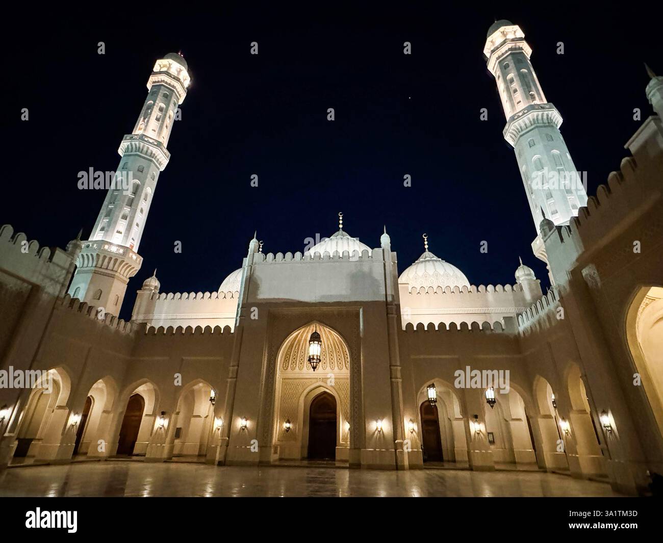 Maskat, Oman. März 2025. Die Sultan Taemor Moschee wird am 9. März 2025 in Maskat, Oman, nachts beleuchtet. Muslime auf der ganzen Welt feiern den heiligen Fastenmonat Ramadan, den heiligsten Monat im islamischen Kalender. Foto: Ismael Mohamad/UPI Credit: UPI/Alamy Live News Stockfoto