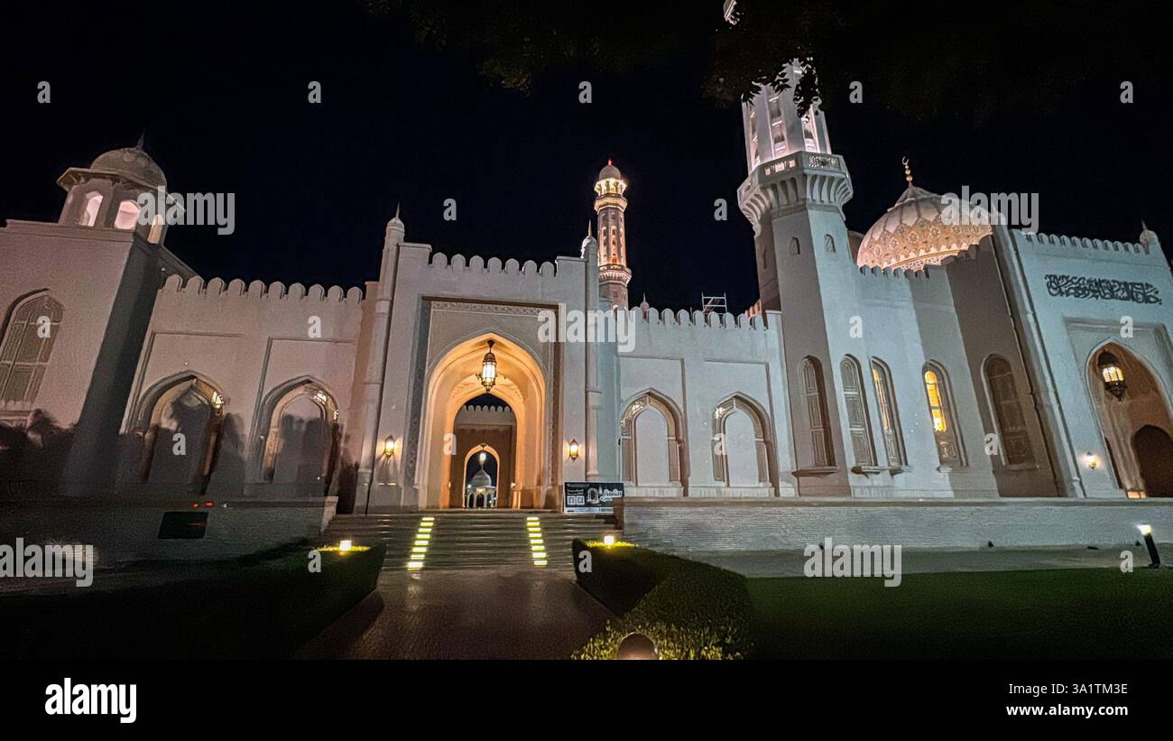 Maskat, Oman. März 2025. Die Sultan Taemor Moschee wird am 9. März 2025 in Maskat, Oman, nachts beleuchtet. Muslime auf der ganzen Welt feiern den heiligen Fastenmonat Ramadan, den heiligsten Monat im islamischen Kalender. Foto: Ismael Mohamad/UPI Credit: UPI/Alamy Live News Stockfoto