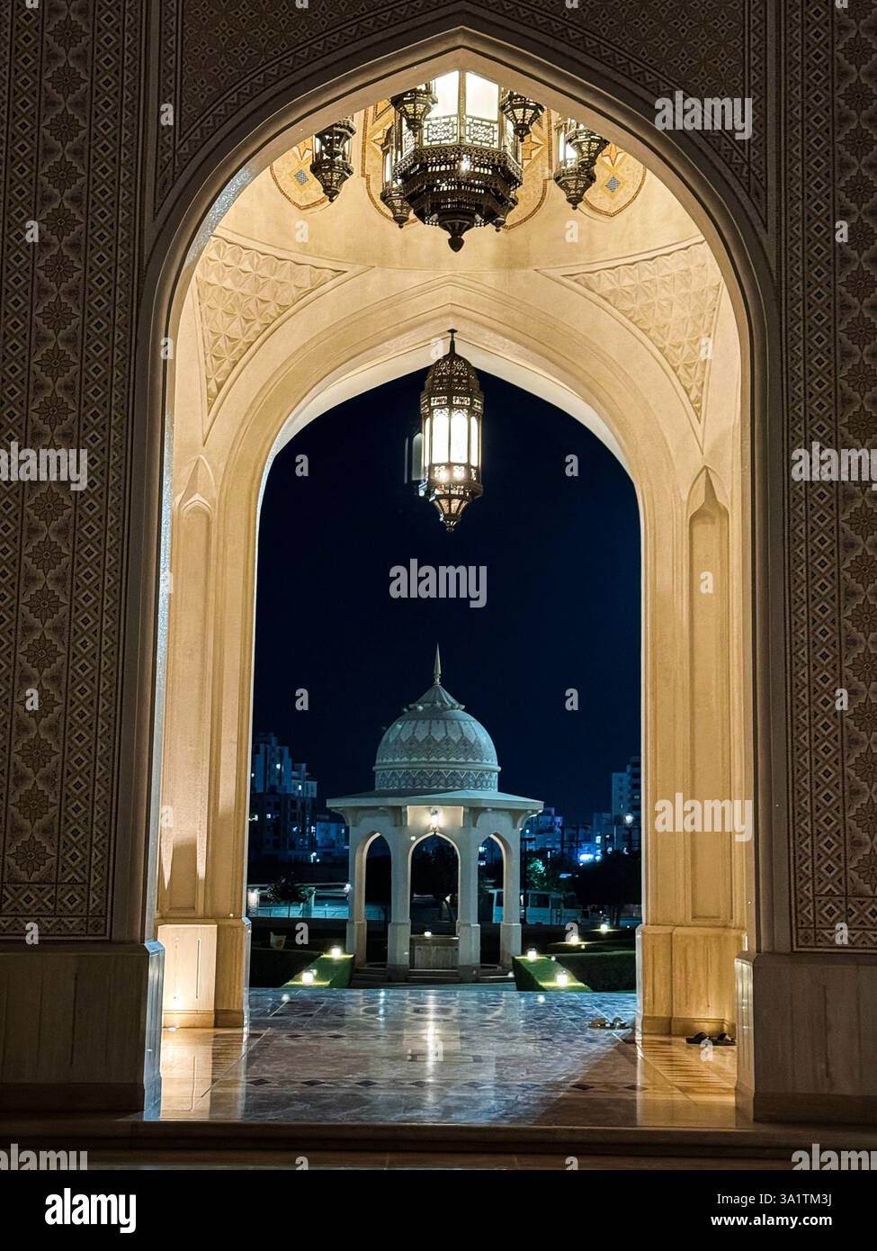 Maskat, Oman. März 2025. Die Sultan Taemor Moschee wird am 9. März 2025 in Maskat, Oman, nachts beleuchtet. Muslime auf der ganzen Welt feiern den heiligen Fastenmonat Ramadan, den heiligsten Monat im islamischen Kalender. Foto: Ismael Mohamad/UPI Credit: UPI/Alamy Live News Stockfoto