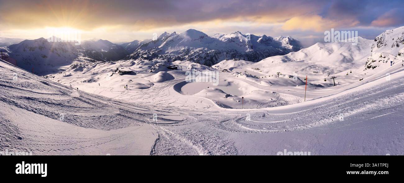 Panoramablick auf das wunderschöne Winterwunderland in den Bergen. Hintergrund in den Alpen im goldenen Abendlicht bei Sonnenuntergang. Österreich - Obert Stockfoto