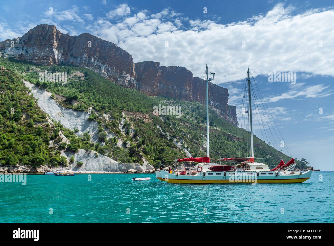 Ausflugsboot im Calanques Nationalpark, natürliches Wahrzeichen von Frankreich. Stockfoto
