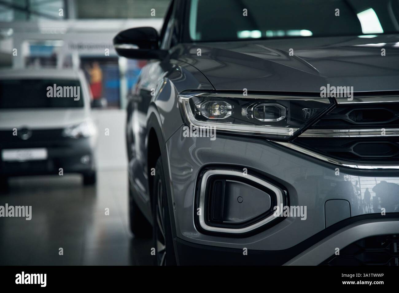 Nahaufnahme des modernen schwarzen Autos, das geparkt ist. Stockfoto