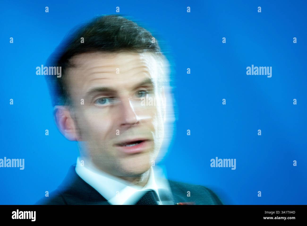 Foto mit einem unscharfen Antrag des französischen Präsidenten Emmanuel Macron auf dem Gipfeltreffen der Staats- und Regierungschefs der Europäischen Union in Europa Stockfoto