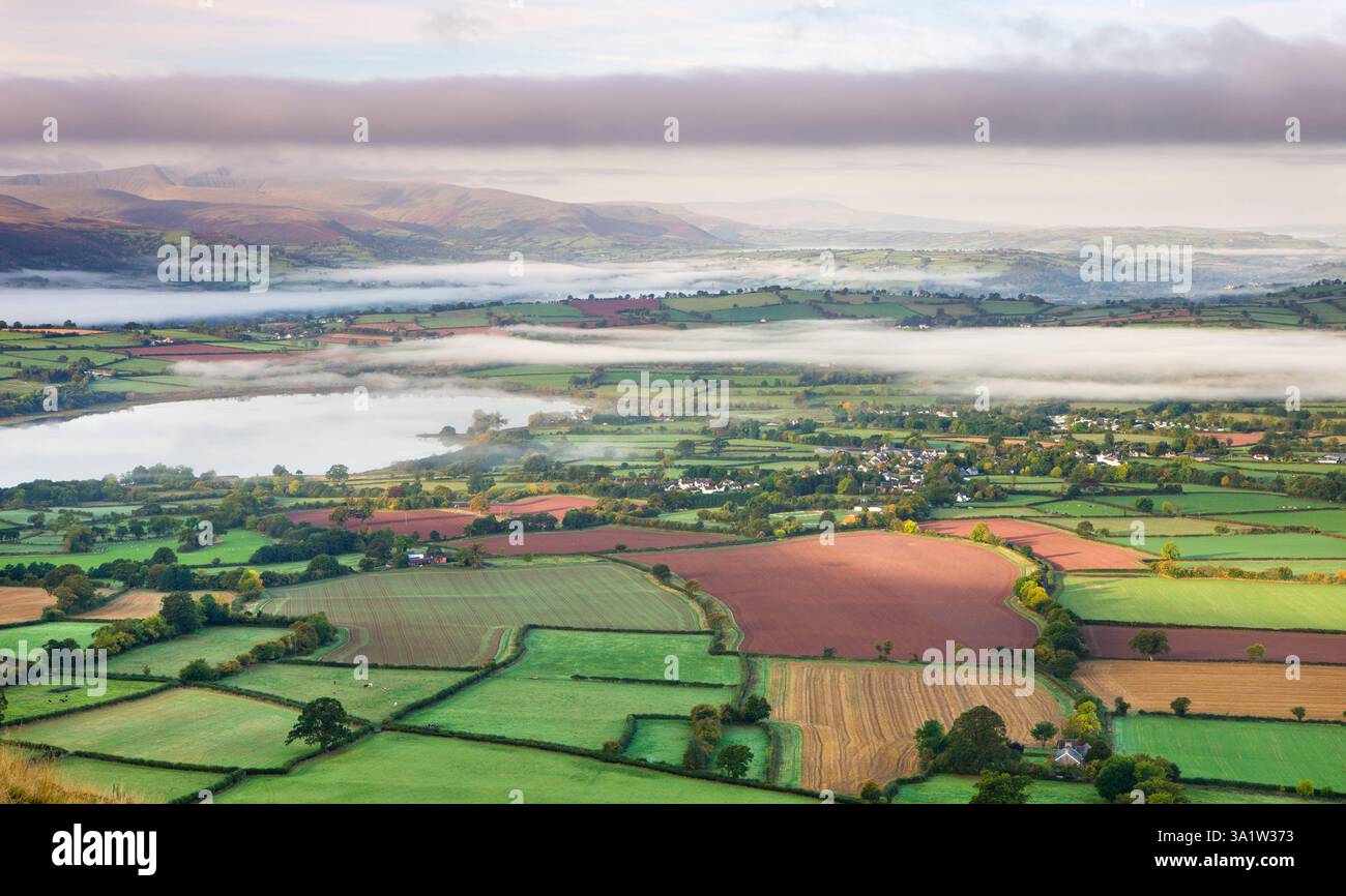 Nebelbedeckte Landschaft über Llangorse Lake und Dorf, Brecon Beacons National Park, Powys, Wales, Großbritannien. Herbst (Oktober) 2009 Stockfoto