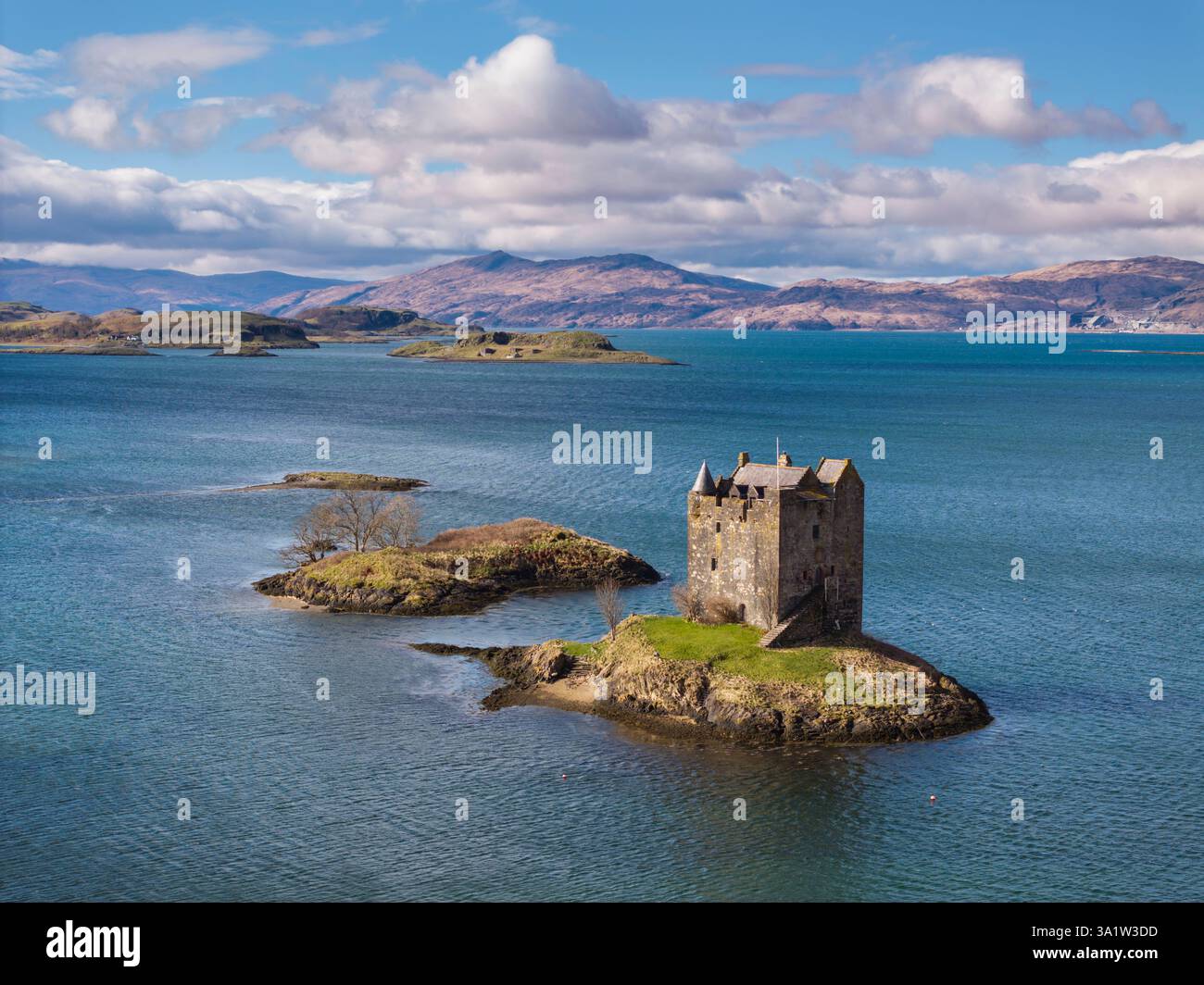 Aus der Vogelperspektive von Castle Stalker isoliert auf einer Gezeiteninsel auf Loch Laich, Port Appin, Schottland. Frühjahr (März) 2024. Stockfoto