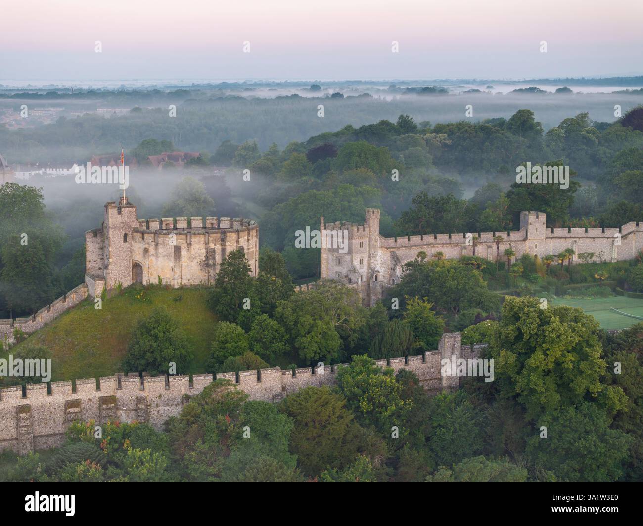 Aus der Vogelperspektive des normannischen Donjons von Arundel Castle aus dem 11. Jahrhundert und der dazugehörigen Mauern, Arundel, West Sussex, England. Sommer (Juli) 2024. Stockfoto