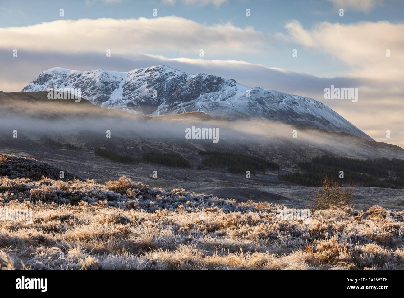 Schnee, Frost und Nebel an einem kühlen Morgen im Rannoch Moor in den schottischen Highlands. Frühjahr (März) 2024. Stockfoto