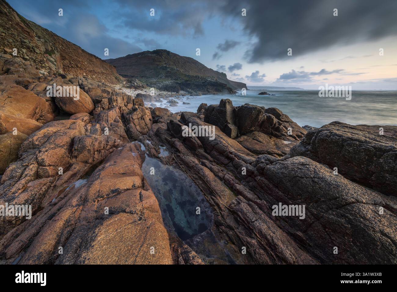 Dramatische Küstenlandschaft in Porth Nanven in West Cornwall, England. Winter (Januar) 2025. Stockfoto