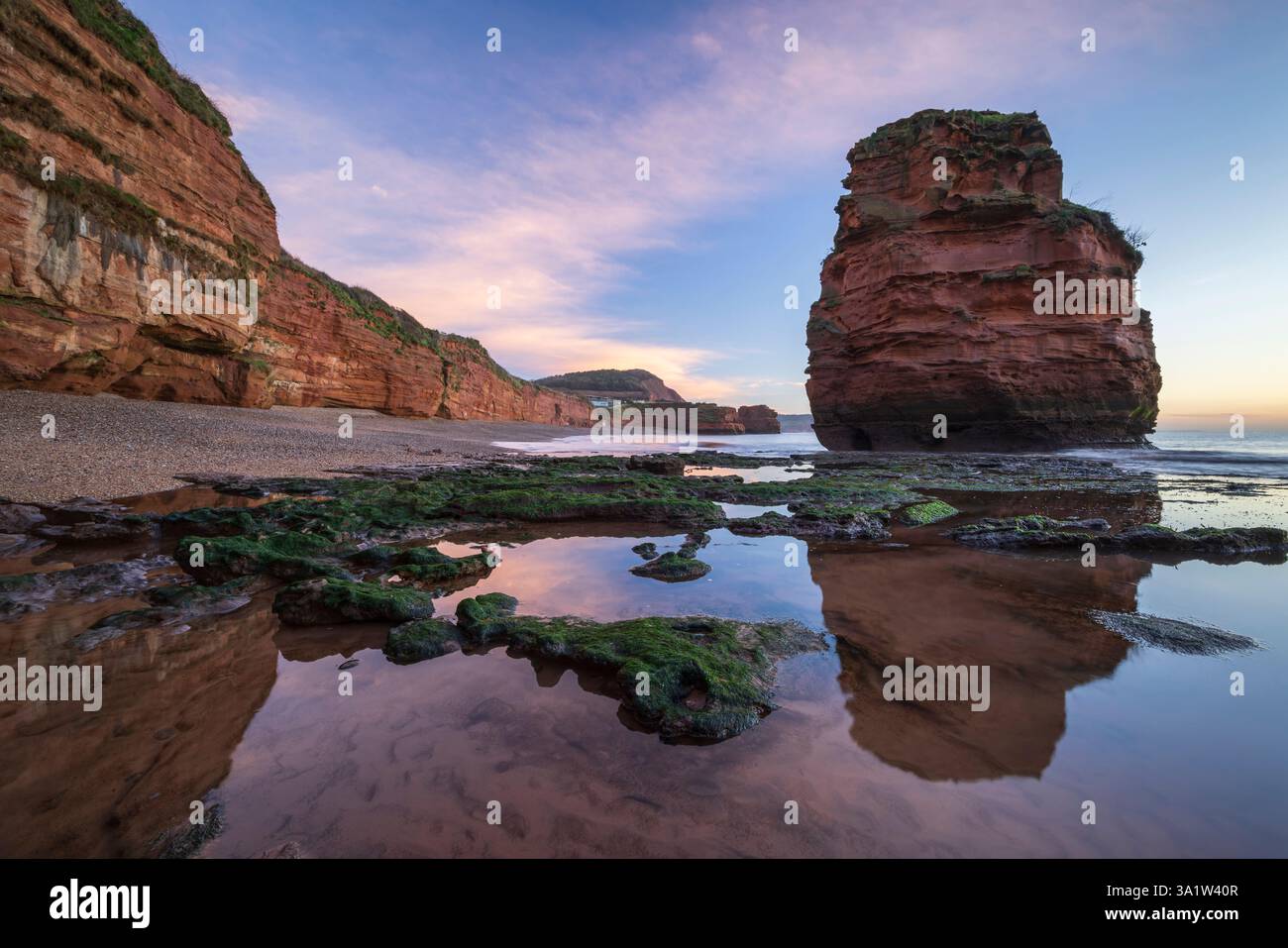 Surnise über Ladram Bay an der Küste von East Devon, England. Winter (Januar) 2025. Stockfoto